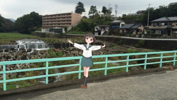 矢久橋の青い欄干と入間川、河川敷の段差堰と奥に住宅地