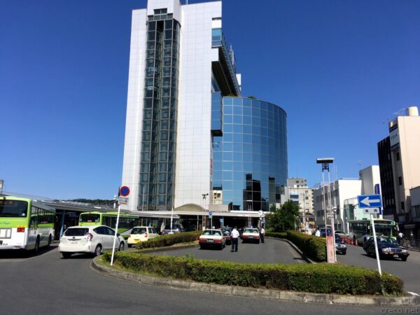 飯能駅北口ロータリー、ガラス張りビルの駅舎とバス・タクシー乗り場