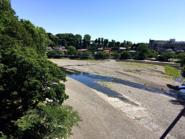 飯能河原、晴天下の広い砂利河原と入間川の流れ