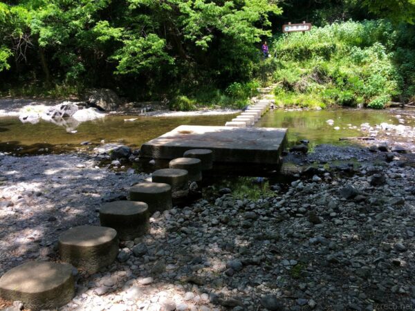 吾妻峡のドレミファ橋、川の浅瀬に並ぶ円形の飛び石