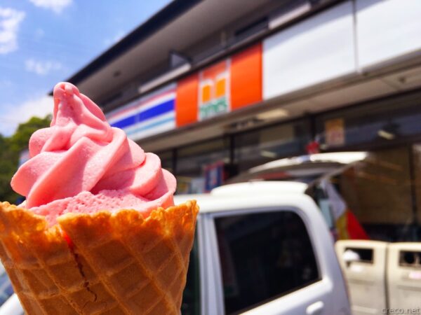 タイムズマート飯能店の店先で食べるソフトクリーム