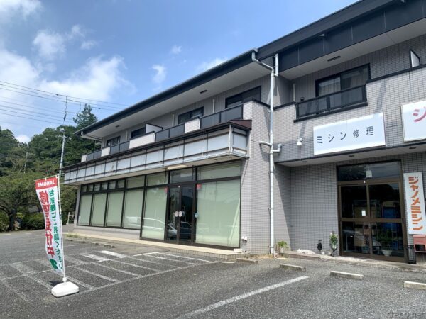 移転前のタイムズマート飯能店（閉店後の建物）、シャッターが閉まる