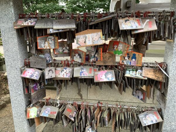 観音寺の痛絵馬棚、多数のヤマノススメキャラの絵馬がびっしりと連なる