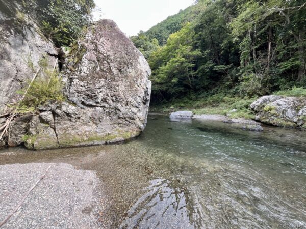 入間川の久須美ボルダー、川辺にそびえる巨大な岩盤と清流の外岩クライミングスポット