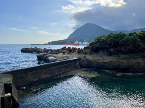 海岸沿いの台2線から望む基隆山
