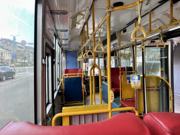 路線バス車内（790バス、野柳行き）