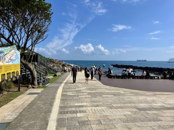 野柳地質公園内、海沿いの遊歩道と観光客