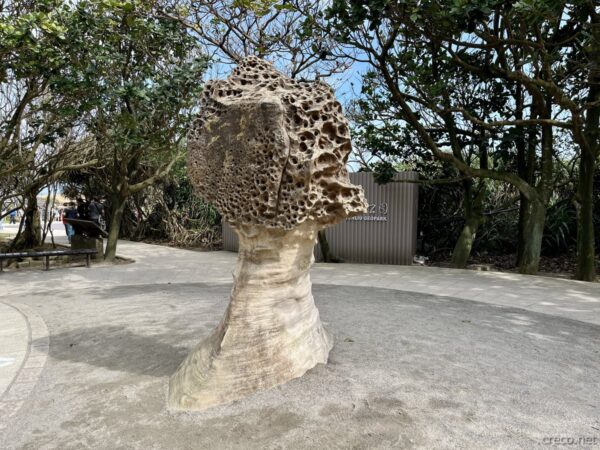 女王頭岩のレプリカ