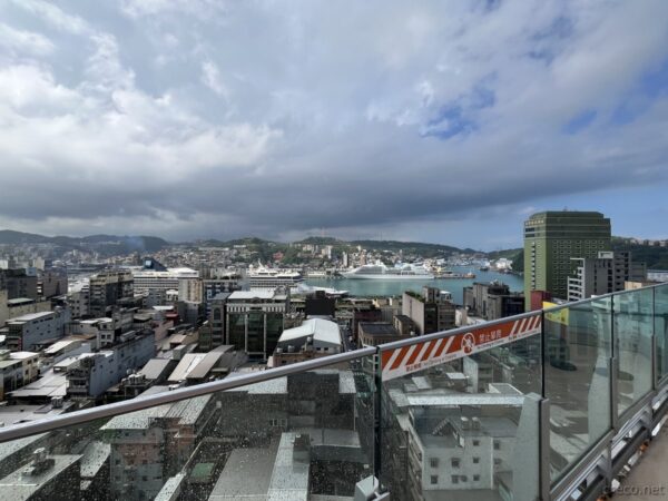 基隆塔から見た基隆港の眺め、停泊中の客船