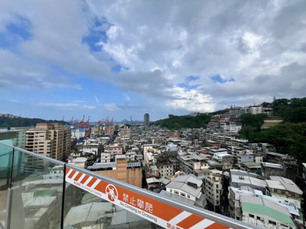 基隆塔から街並みとコンテナクレーン群