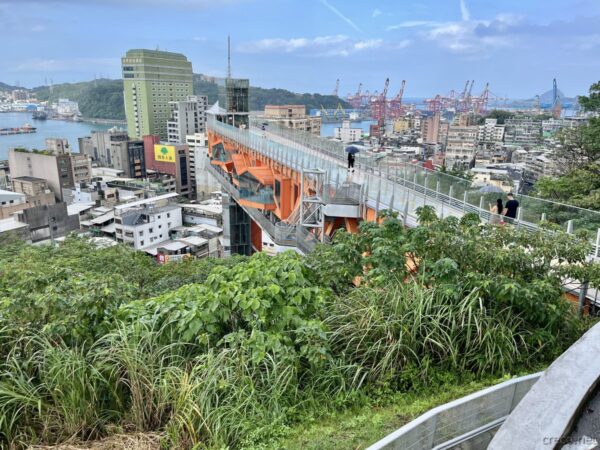 基隆塔のオレンジ色のスカイブリッジ