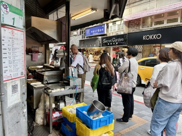 永康街・天津葱抓餅の屋台に並ぶ行列