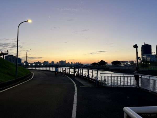 夕焼けの基隆河沿いのサイクリングロード