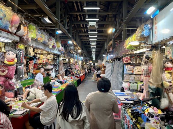 士林市場内のおもちゃ・雑貨エリア
