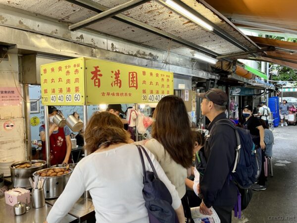 香满園の店内、行列とメニュー