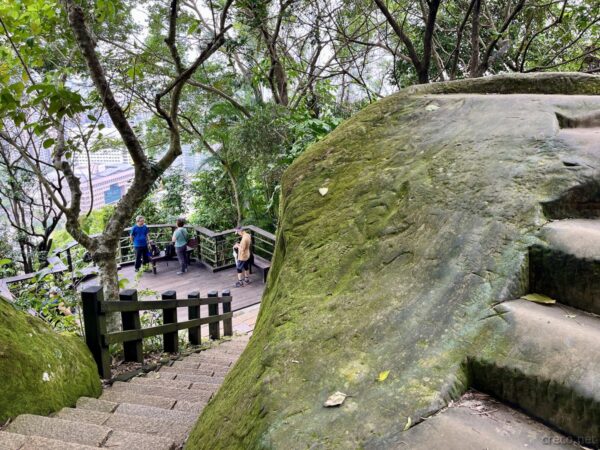 象山下山道、六巨石付近