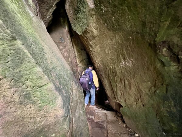 象山下山ルート、一線天的な岩の隙間