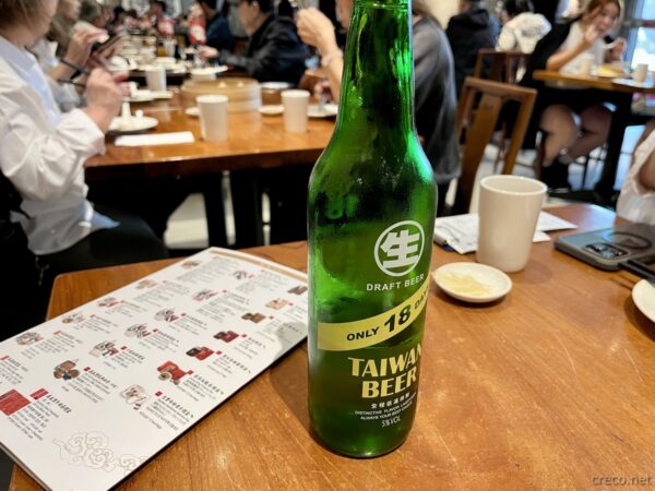 鼎泰豐のテーブル、台湾ビール瓶