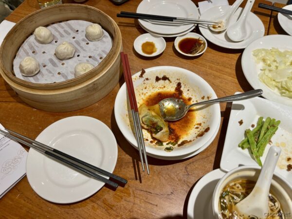 鼎泰豐の食事終盤、空き蒸籠と料理の残り