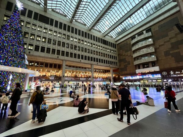 台北駅メインホールの巨大なクリスマスツリー