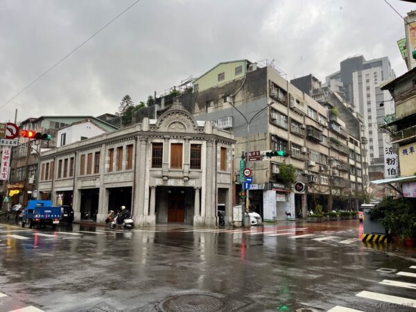雨の街角、レトロな洋館風建物
