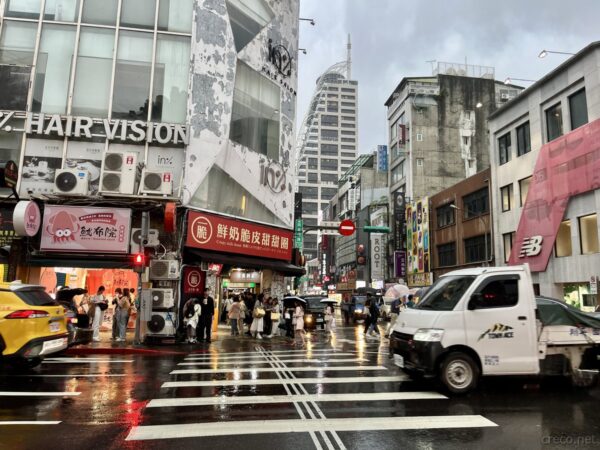 西門町の雨の交差点