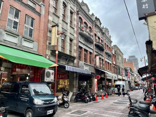 古い赤レンガ建物が並ぶ迪化街
