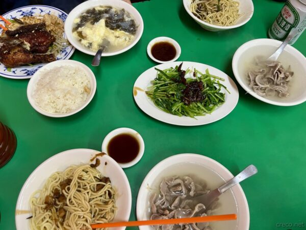 食卓全景、排骨・スープ・空芯菜・乾麺