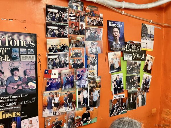 孤独のグルメロケ地ポスターと有名人記念写真の壁