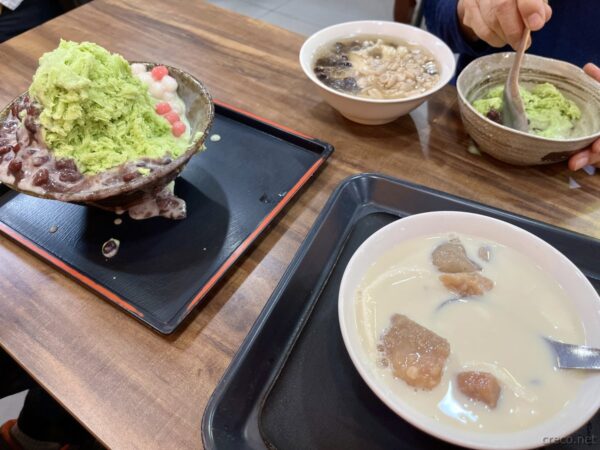 抹茶かき氷拡大、団子と小豆のトッピング