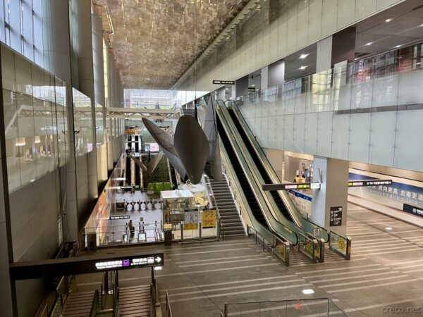 桃園機場捷運A1台北駅の巨大なクジラのオブジェ