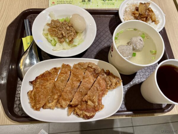 桃園空港フードコートの排骨弁当
