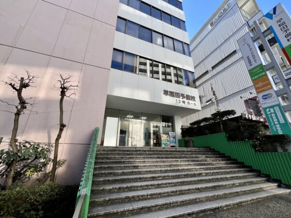 高田馬場の早稲田予備校13時ホール入口、緑の手すり付き階段の右奥に「NOBOROCK Bouldering Gym」の緑色サイン(エナジークライミングジム跡地)