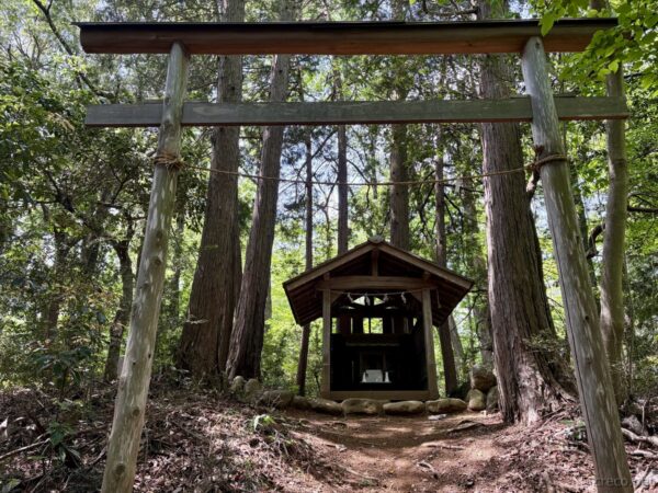 秋葉山山頂の秋葉神社。お社があるだけで、ベンチなどはない