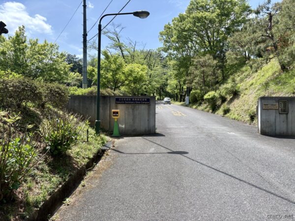 一旦道路に出て、霊園の脇の道路を進む