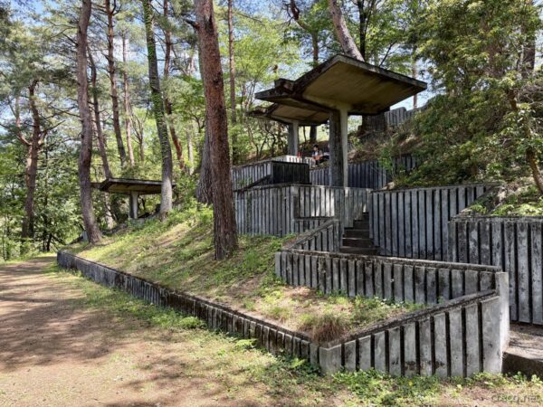 コンクリのくたびれ具合が絶妙な味を出している霞丘陵展望所