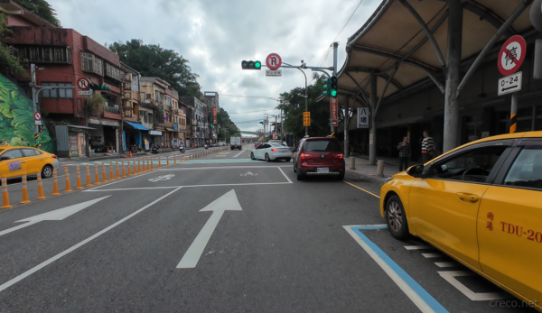 八堵車站を通過
