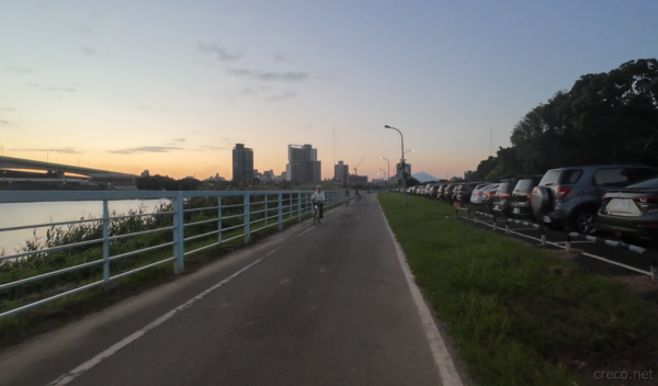 夕暮れのサイクリングロード