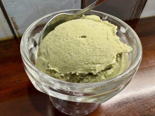 台北で味わったバジルアイス(バジル味のアイスクリーム)のアップ。ガラスの器に盛られた淡い緑色のアイスをスプーンですくった、なめらかな質感が伝わる一枚。